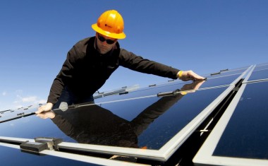 Installation de panneaux solaires en toiture d'une maison individuelle (autoconsommation solaire).