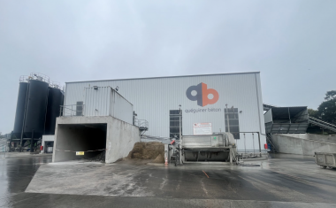 La nouvelle centrale à béton prêt-à-l'emploi (BPE) inauguré en juin 2025 par Quéguiner Béton (filiale du groupe breton Quéguiner).