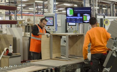 Opérateurs sur une ligne d'assemblage de meubles en bois - Usine Lapeyre.