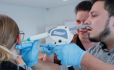 Prise d'empreintes audivitives (EPI) dans le laboratoire d'essais de Cotral Lab : une entreprise de Condé-en-Normandie (Calvados).