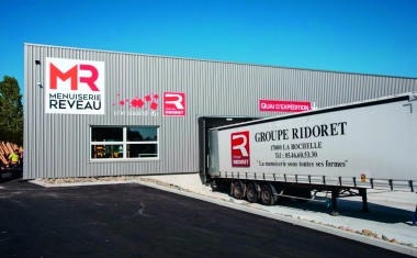 Camion de livraison de menuiseries fabriquées par le groupe familial Ridoret.