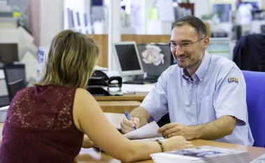 Commercial avec une cliente dans une agence Samse.