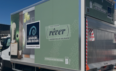 Camion électrique de l'enseigne Envie de Salle de Bain.