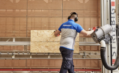 Centre d'usinage du bois dans un magasin Castorama en France (groupe Kingfihser).