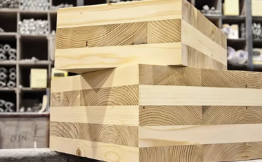 Bois lamellé-croisé (CLT) sur une ligne d'assemblage.