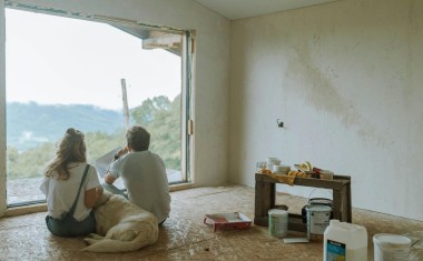 rénovation travaux maison couple avec chien