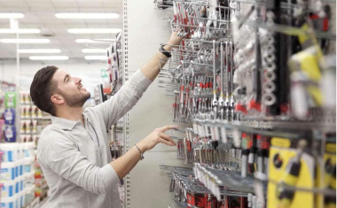 Mise en rayon de références d'outillage à main dans un négoce Quofi.