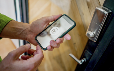 Porte d'entrée d'une habitation dotée d'un système connecté.