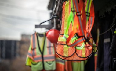 EPI et vestes haute-visibilité sur un chantier.
