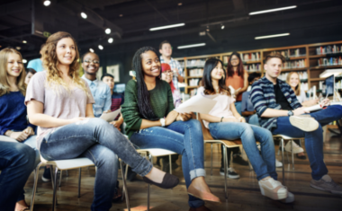 Étudiants en classe de cours à l'université.