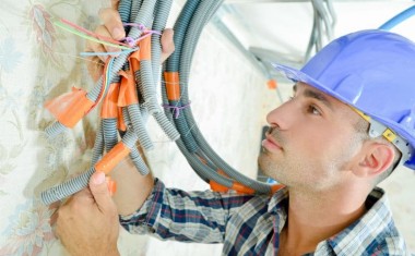 Électricien intervenant sur un chantier de rénovation énergétique.