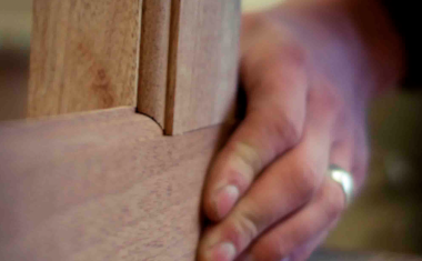 Travail sur une menuiserie en bois dans un atelier de menuiserie.