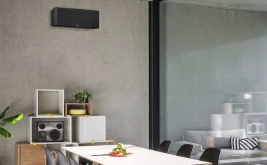 Pompe à chaleur air air module intérieur noir dans un salon de maison