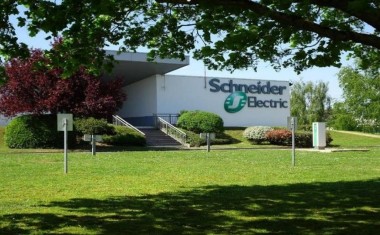 Schneider Electric usine Chasseneuil-du-Poitou production tableaux électriques