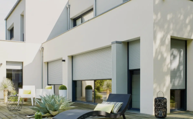 Maison contemporaine équipée de volets roulants électriques de la marque Atlantem (groupe Hérige).
