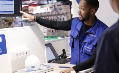 Comptoir dans une agence de Rexel France.
