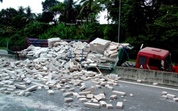 accident de la route camion matériaux