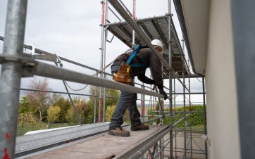 Installation d'un échafaudage pour des travaux de rénovation d'une maison individuelle