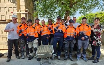 Élèves du CFA de Brétigny-sur-Orge (Essonne), partenaire de L'École des Bâtisseurs créée par Point.P (enseigne du groupe Saint-Gobain).
