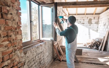 Installation de fenêtres dans le cadre d'une réhabilitation d'une maison individuelle.