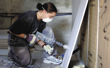 Femme ouvrière dans le BTP