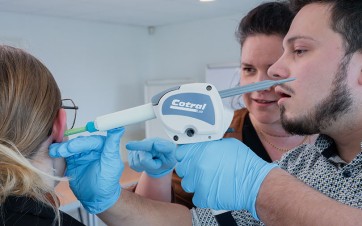 Prise d'empreintes audivitives (EPI) dans le laboratoire d'essais de Cotral Lab : une entreprise de Condé-en-Normandie (Calvados).