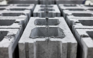 Blocs béton sans ciment : une technologie développée par le fabricant canadien CarbiCrete.