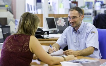 Un commercial sédentaire de l'enseigne Samse en discussion avec une cliente.