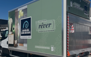 Camion électrique de l'enseigne Envie de Salle de Bain.