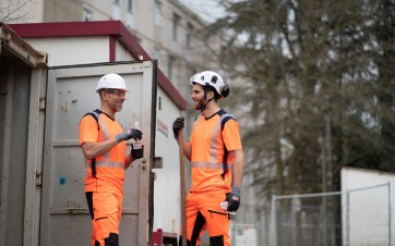 EPI Center  sa gamme KITA certifieé GRS. Ici, la softshell, le T-shirt et le pantalon conçus à base de polyester recyclé.