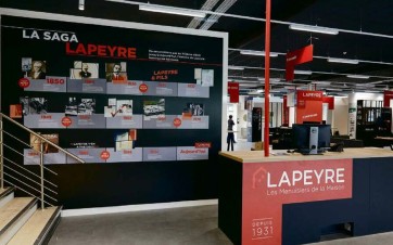 Borne d'accueil dans un showroom Lapeyre.