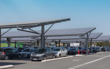 Ombrières photovoltaïques sur le parking d'un magasin de bricolage.