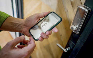 Porte d'entrée d'une habitation dotée d'un système connecté.