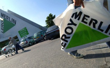 Clients devant une grande surface de bricolage Leroy Merlin (groupe Adeo)