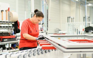Fabrication de fenêtres en aluminium bas carbone dans une usine K.Line (groupe Liébot, Vendée).