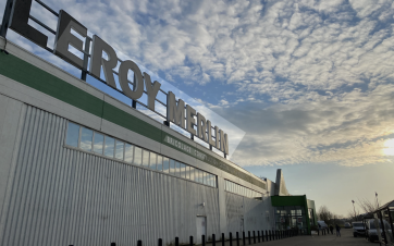 Façade d'un magasin Leroy Merlin (groupe Adeo) avant l'ouverture du matin.