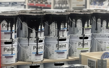 Pots de peinture dans une agence de négoce Décoration.