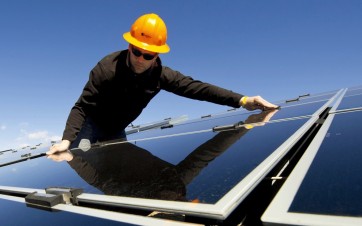 Installation de panneaux solaires.