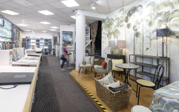Ambiance dans le showroom d'une enseigne de décaration / finitions.