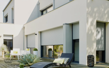 Maison contemporaine équipée de volets roulants électriques de la marque Atlantem (groupe Hérige).
