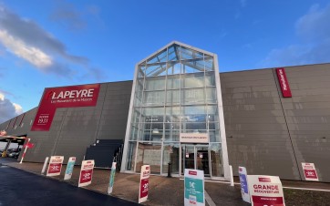 Façade d'un point de vente Lapeyre en région parisienne.