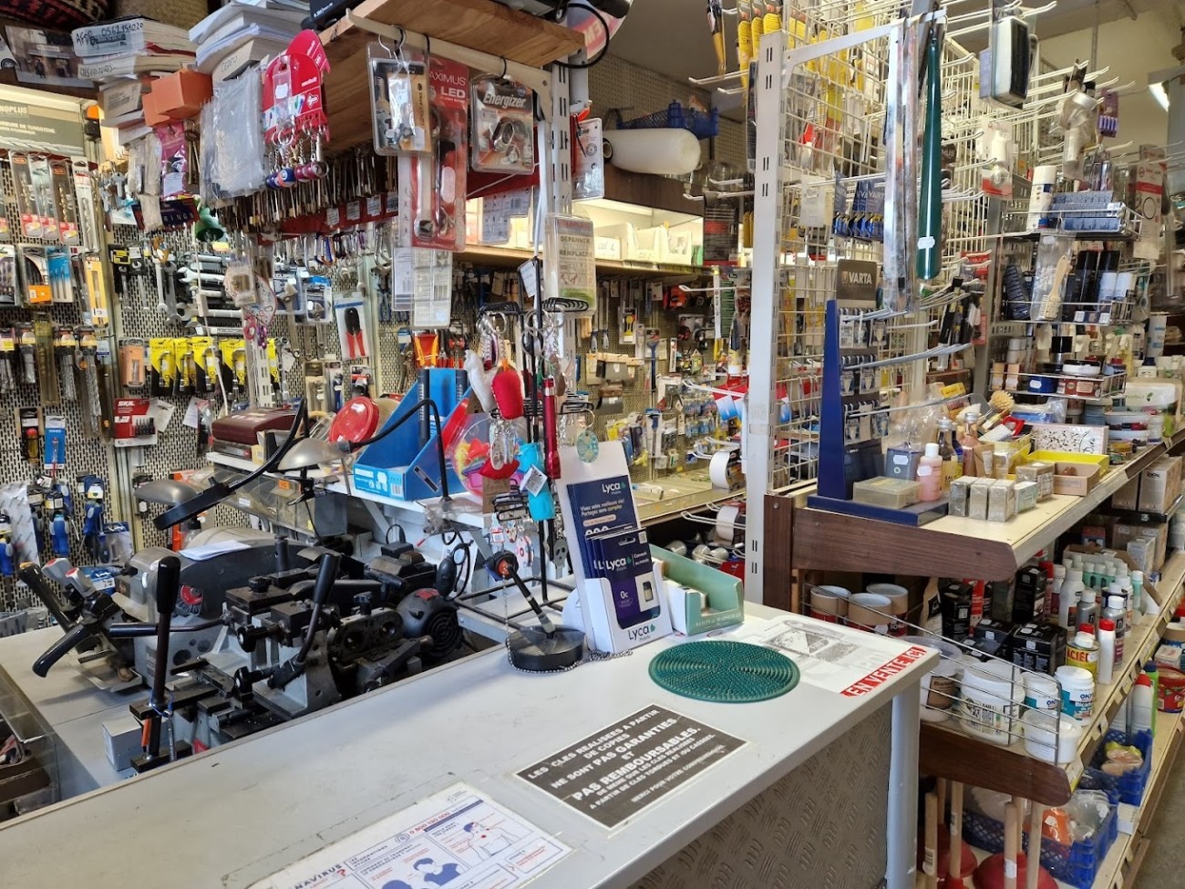 Vue intérieure de la Quincaillerie d'Arcole à Toulouse.