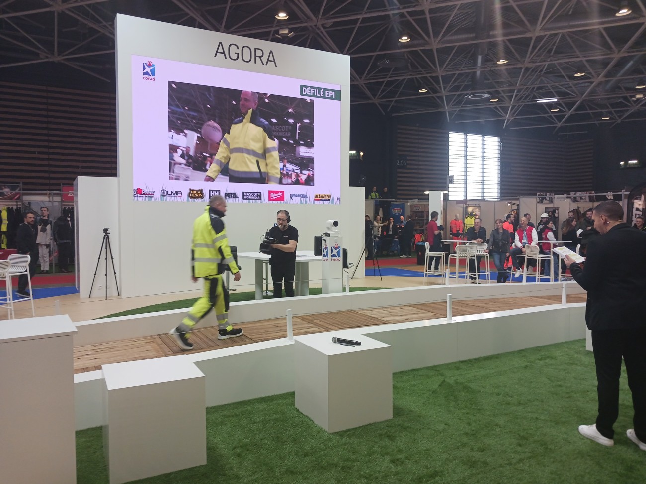 Ambiance sur le salon Cofaq 2025 à Lyon - Défilé d'EPI.