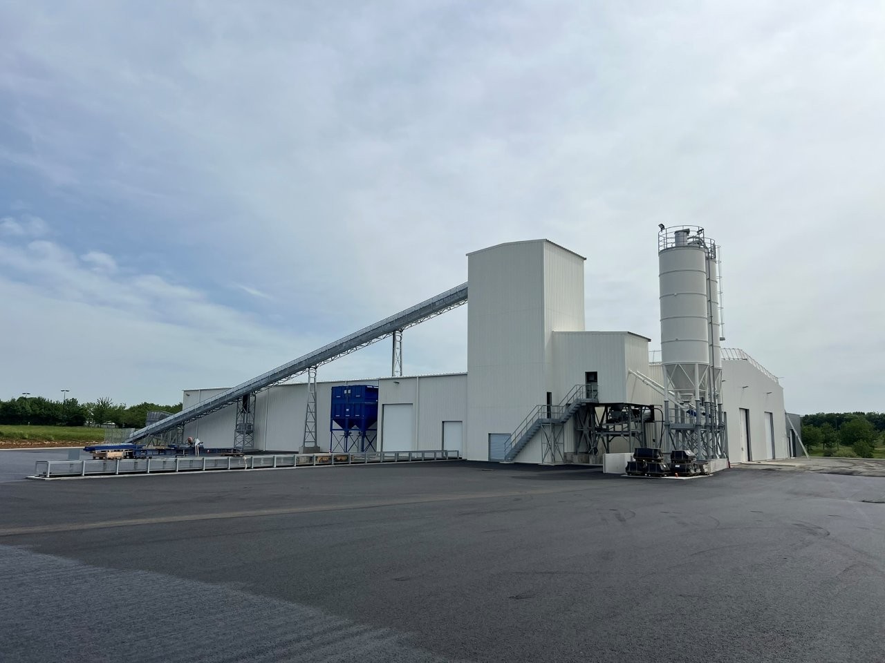 Atlantique Agglos, usine de blocs béton standards et rectifiés de BigMat Atlantique Matériaux (Vendée).
