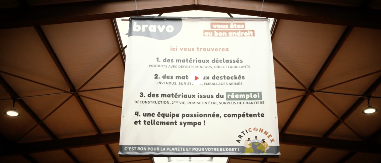 Articonnex - Aperçu d'un entrepôt avec un panneau d'affichage.