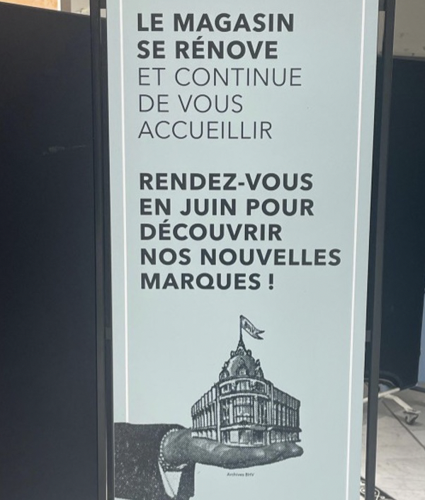 BHV Marais, entrée avec affiche rénovation - Rue de Rivoli à Paris.