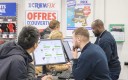 Ambiance d'un comptoir Screwfix en France.