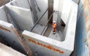 Chantier avec de la préfabrication en béton.