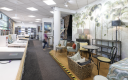 Ambiance et zones d'inspiration dans un showroom d'un négoce en produits de décoration et de finitions.
