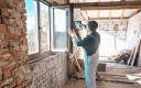 Installation de fenêtres dans le cadre d'une réhabilitation d'une maison individuelle.